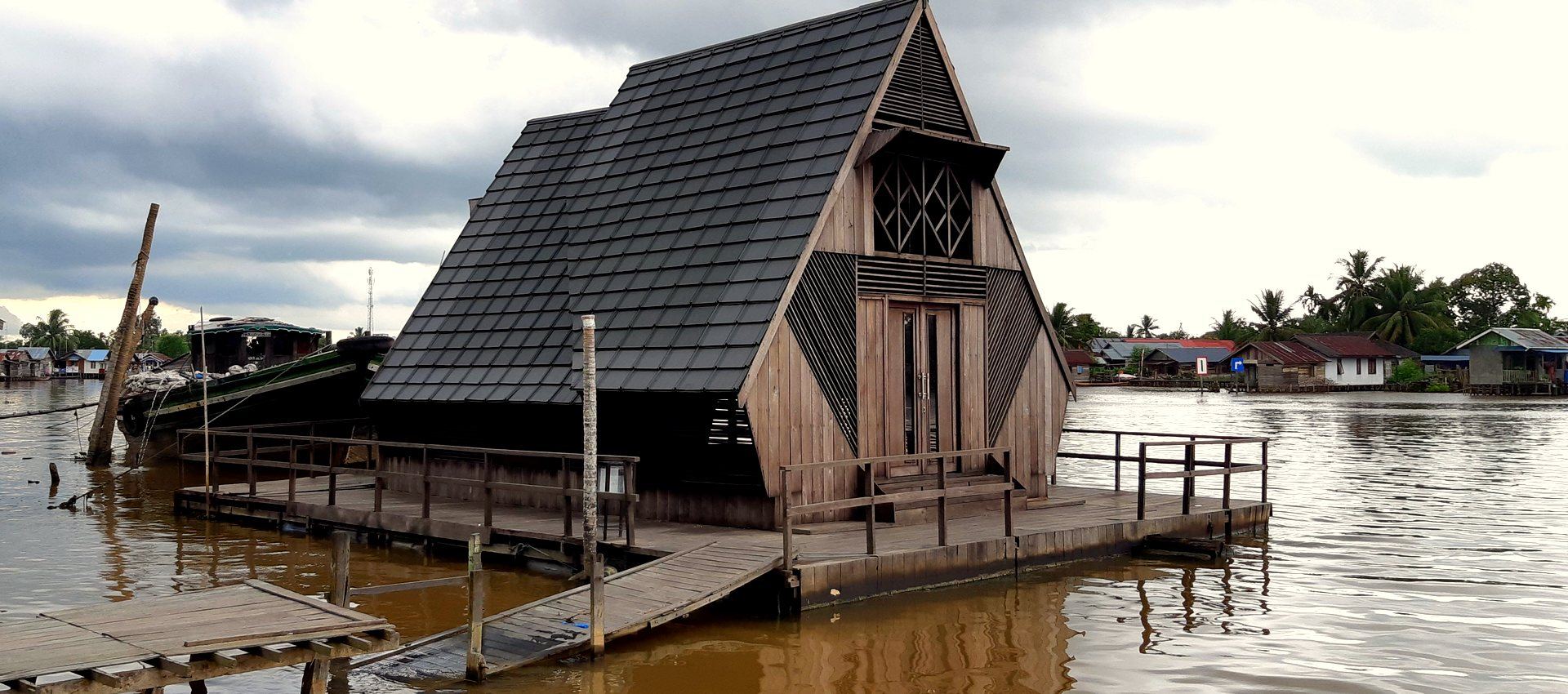 Pemandangan Rumah Lanting Tepi Sungai Sukamara